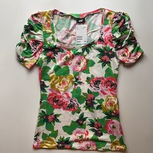 women’s modern floral top w/ ruffled short sleeves